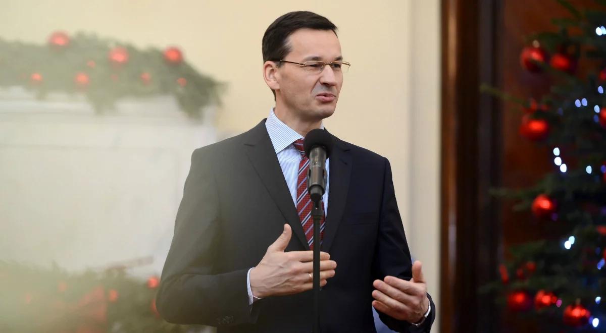 "Choinka sama się nie ubierze". Życzenia od Mateusza Morawieckiego i jego ministrów