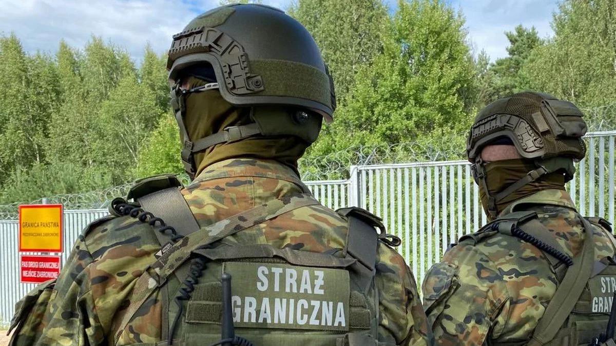 Ataki na polską Straż Graniczną. Żaryn: białoruskie służby dostarczają sprzęt migrantom