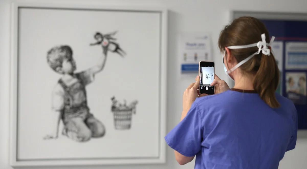Dzieło Banksy'ego osiągnęło rekordową cenę. Chodzi o obraz będący hołdem dla medyków