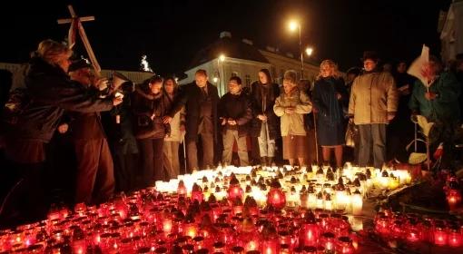 Strażacy zgasili znicze przed Pałacem