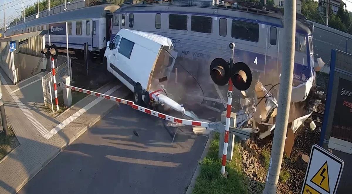 Wjechał między rogatki, wprost pod pociąg. Urwało mu cały tył
