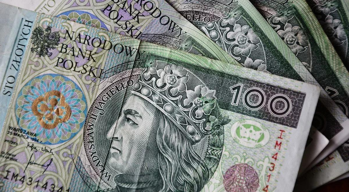 Ile zostaje w kieszeni z zarobionych 100 złotych?