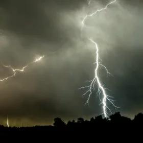 Alert pogodowy RCB dla południowo-wschodniej Polski. Silne burze z gradem