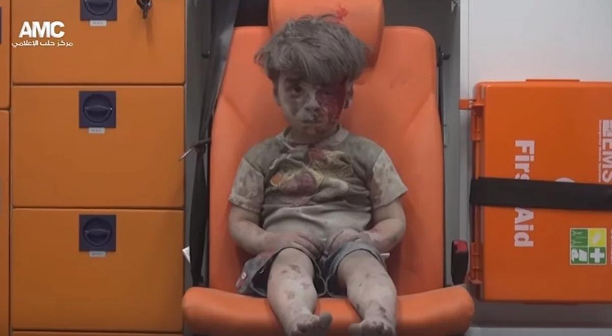 Wojna w Syrii. Zmarł starszy brat chłopca z tego zdjęcia