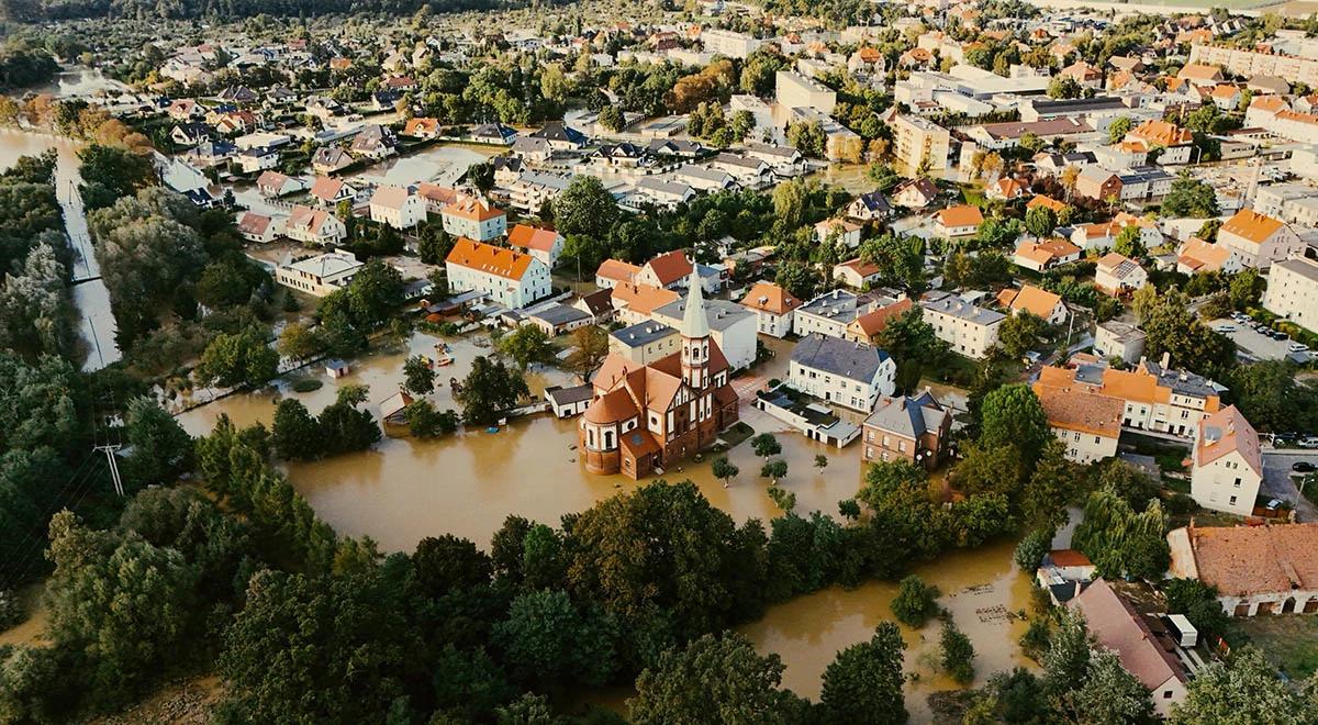 Miasta odbudowują się po powodzi. "Wywieziono już 90 proc. odpadów i gruzu"