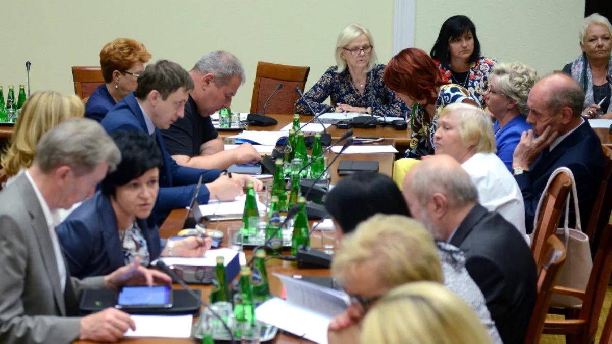 Komisja pozytywnie zaopiniowała rządowy projekt o podniesieniu renty socjalnej 