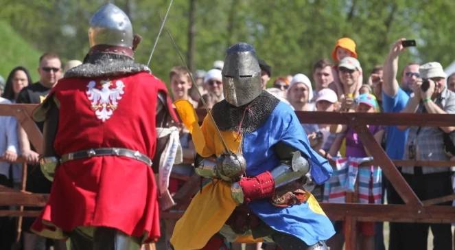 Bitwa Narodów: rycerze w zbrojach w Warszawie