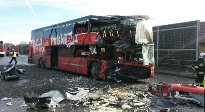 Jadowniki: autobus uderzył w ciężarówkę. Kierowca przyznał, że zasnął