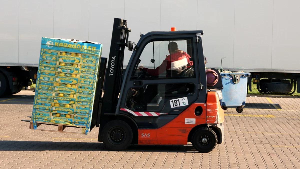Pracowniczy "skok w bok" za granicę? W wakacje można zarobić 2 razy więcej