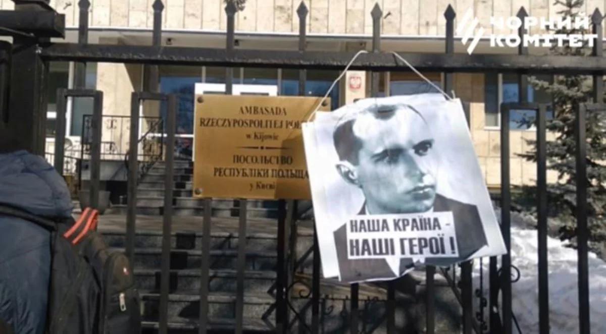 Ukraina: portret Bandery na parkanie ambasady RP w Kijowie. "Nasza ziemia - nasi bohaterowie!" 