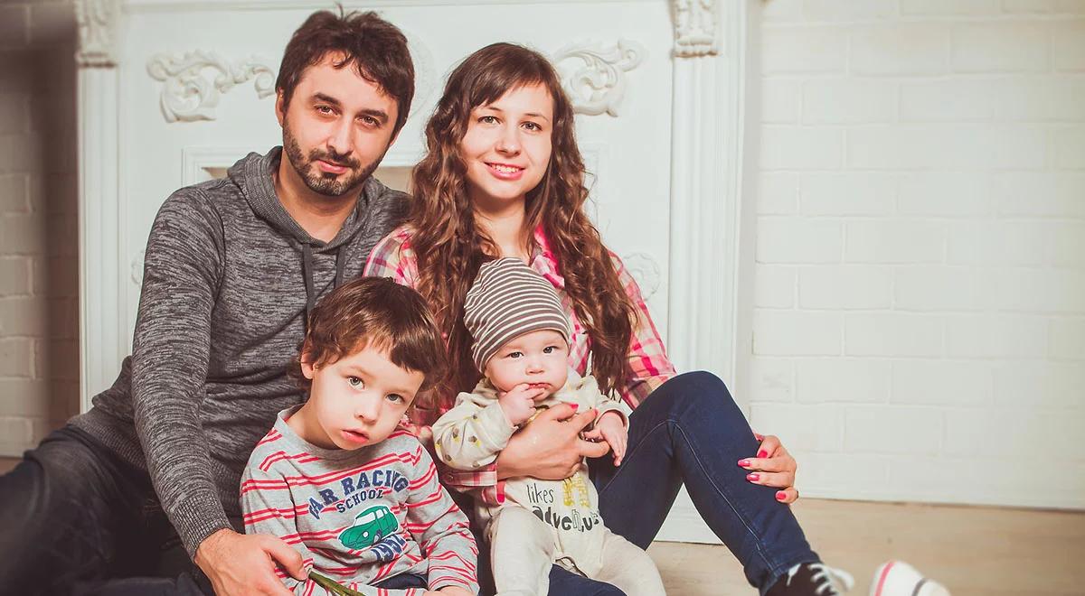 Z jakimi wyzwaniami muszą zmierzyć się rodzice adoptujący dzieci? 
