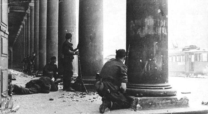 Powstanie Warszawskie. 17 sierpnia 1944. "Miasto, tak dobrze znane, wydało się labiryntem"