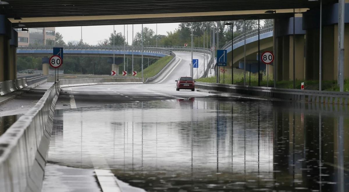 Ulewy w Warszawie i na Mazowszu, deszcz zalał trasę na lotnisko