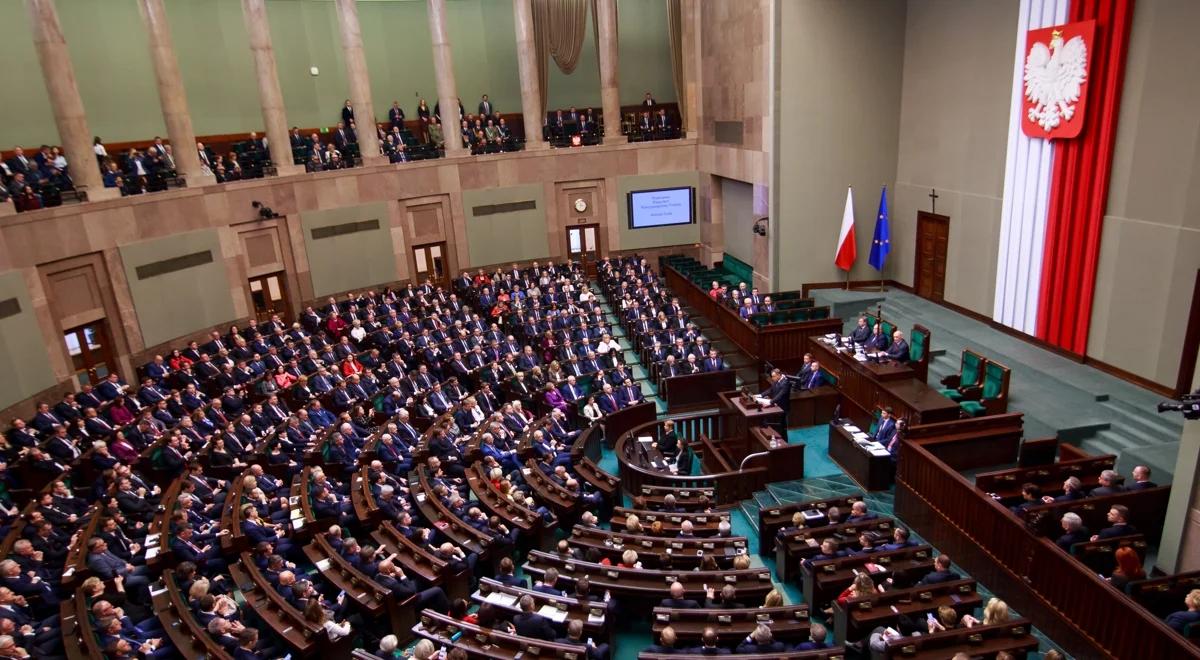 PiS wciąż na czele, KO ze sporą stratą. Jest nowy sondaż