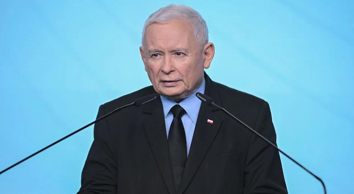 Media: Kaczyński przejdzie zabieg. Zamknięto dla niego pół oddziału, witano kwiatami