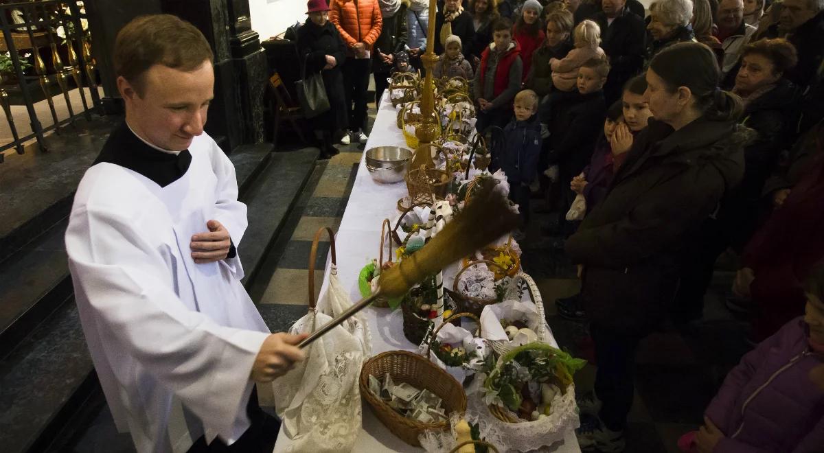 Wielka Sobota. Święcenie pokarmów i adoracja Chrystusa złożonego do grobu