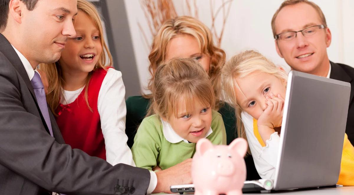 Zabraknie na 500+? Resort finansów uspokaja - nie ma sygnałów o braku płynności w realizacji programu