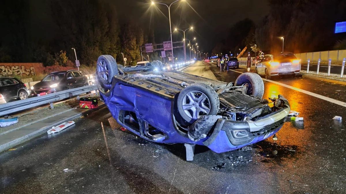 Dachowanie na Wisłostradzie. Droga jest zablokowana
