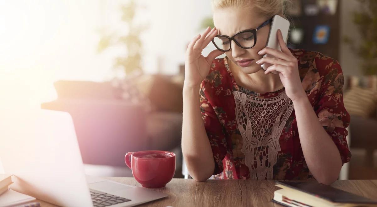 Prawie 2000 wyłudzeń w ciągu jednego kwartału. Telefon skutecznym narzędziem oszustów