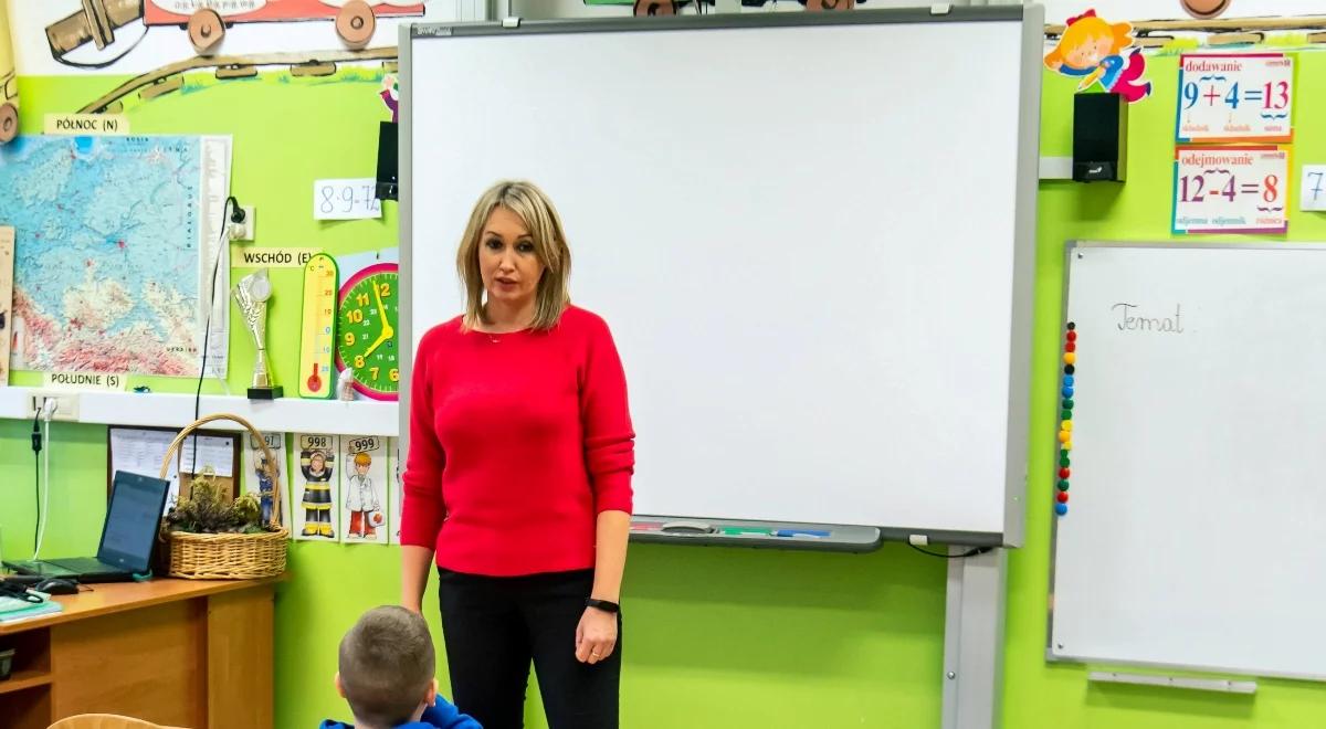 Nauczyciel zarabia tyle co woźny? Sprawdziliśmy. Znamy konkretne stawki