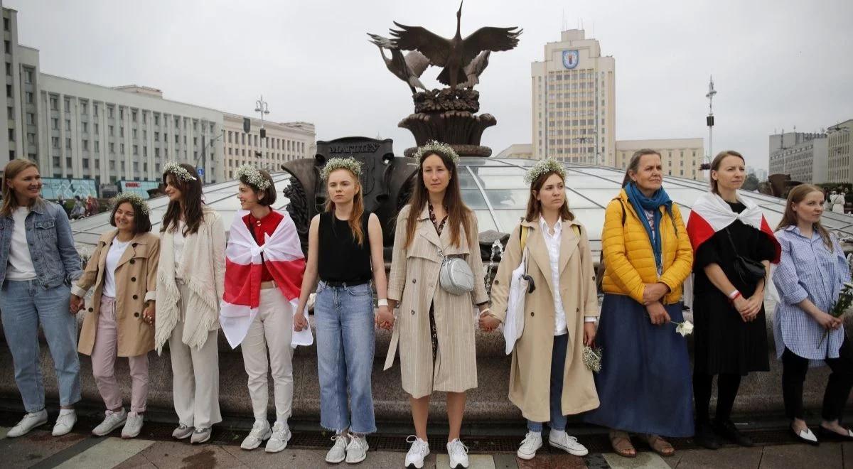 Kolejny dzień protestów na Białorusi. Ludzie tworzyli łańcuchy solidarności