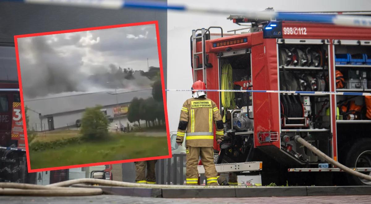 Pożar Biedronki w Buku niedaleko Poznania. Strażacy walczą z żywiołem
