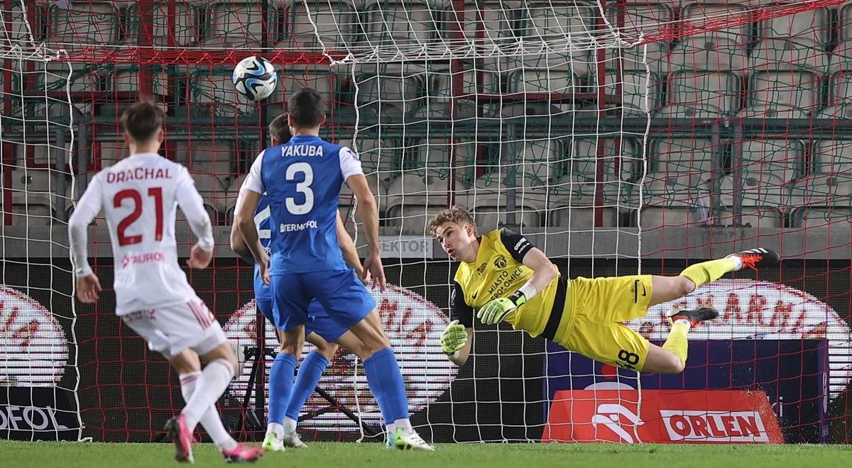 Ekstraklasa. Puszcza - Raków. Dwie czerwone kartki i niespodzianka. Raków nie poradził sobie z beniaminkiem