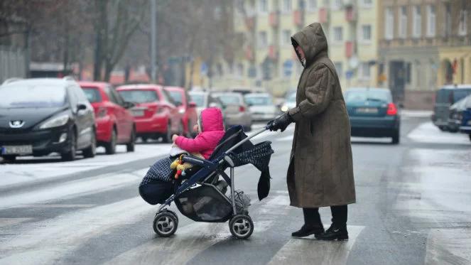 Prognoza pogody: mżawka i bardzo ślisko. Trzeba uważać