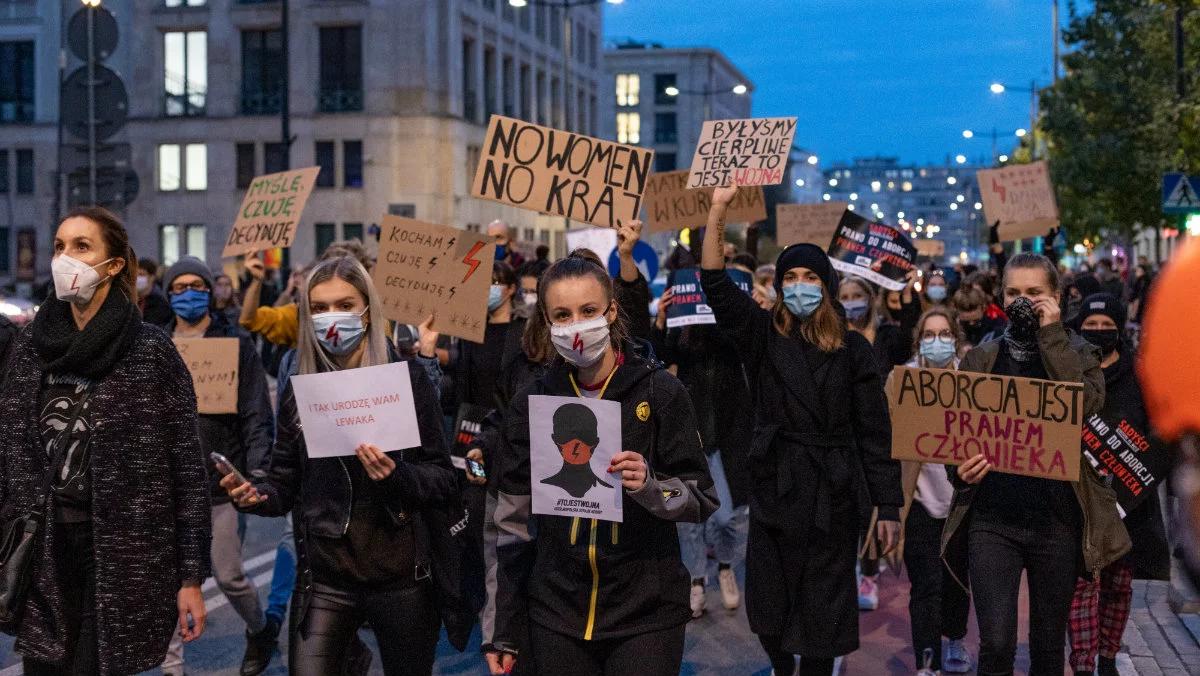 Uliczne protesty Strajku Kobiet. Miażdżąca opinia sanepidu