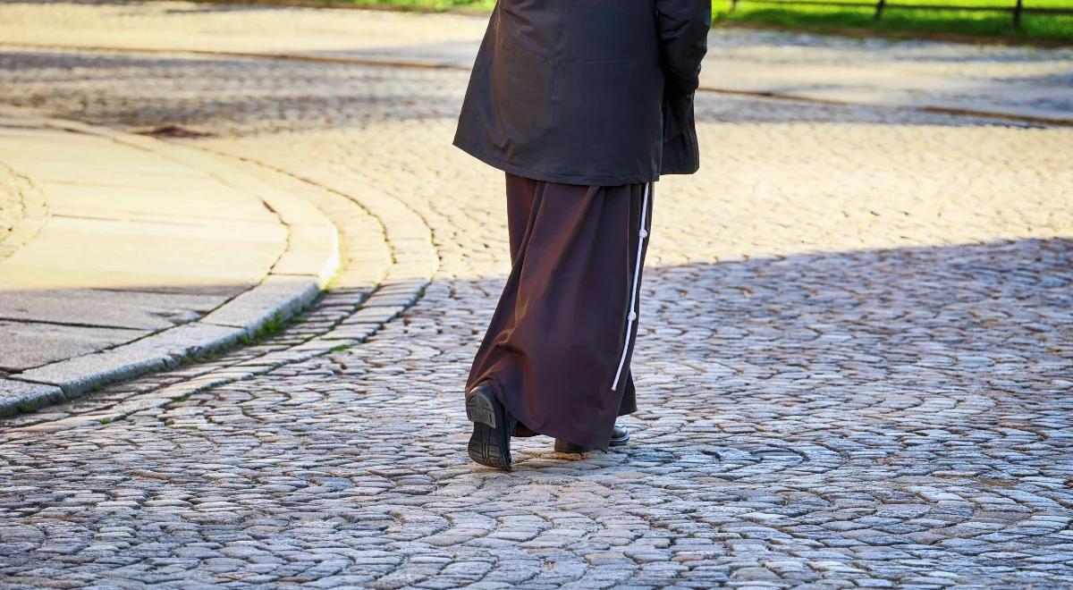 Ksiądz kładł rękę na udzie dziecka, pokazywał nagrania. Sąd twierdzi, że kara była zbyt surowa