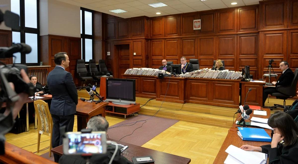 Były szef MSZ zeznawał w procesie Tomasza Arabskiego. Radosław Sikorski: nic nie wiem o "rozdzielaniu wizyt" w Katyniu 