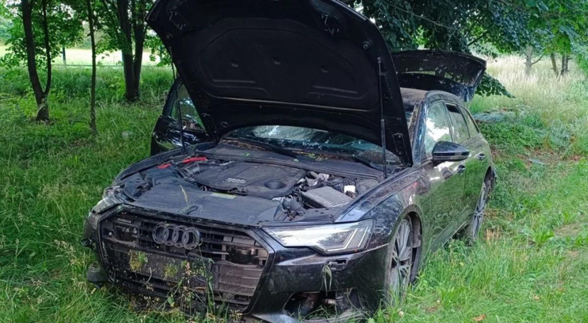 Audi w rowie, pasażer w szpitalu, kierowcy brak. Pomoc wezwało... auto