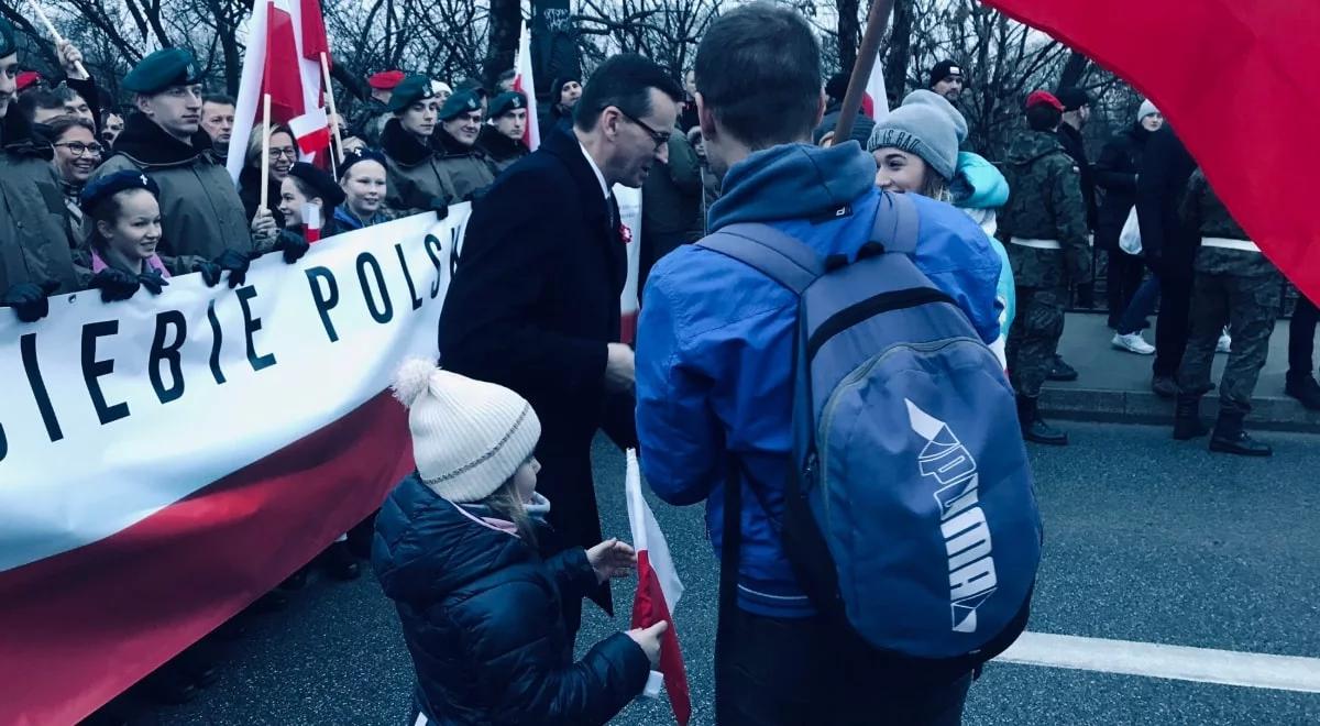 Oświadczyny podczas Biało-Czerwonego Marszu. Premier pogratulował narzeczonym