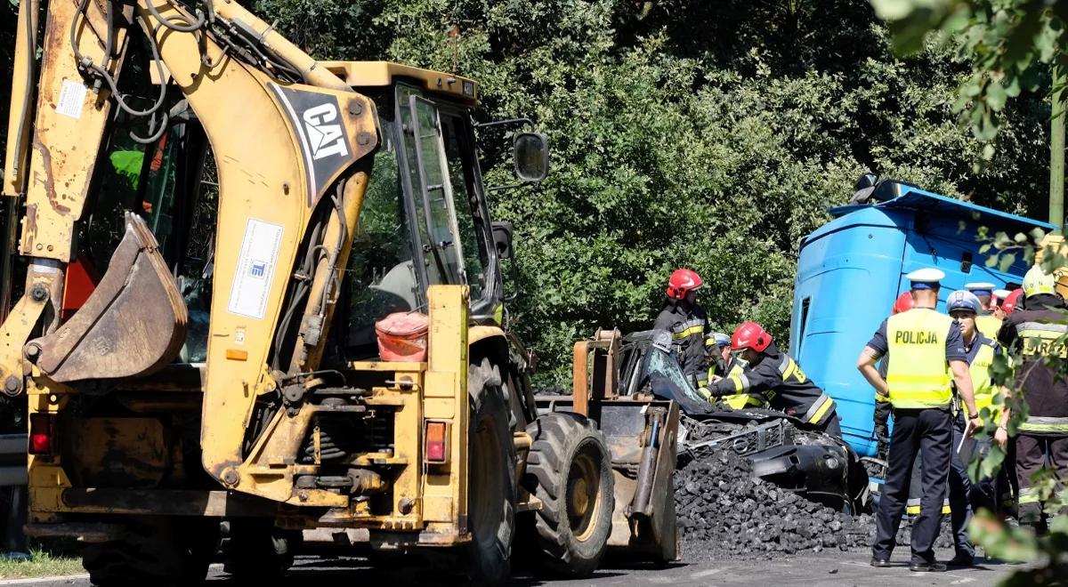 Tychy: ciężarówka z węglem przygniotła auto osobowe. Nie żyje kobieta
