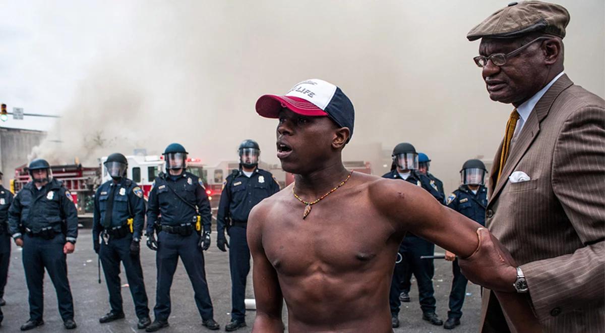 Stan wyjątkowy i godzina policyjna po zamieszkach w Baltimore