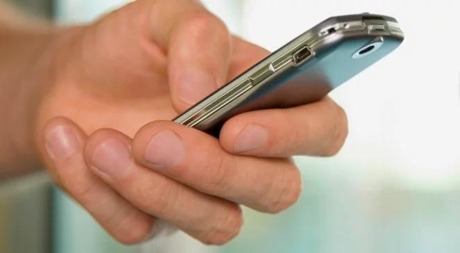 Chcesz wyciszyć telefon? Daj mu klapsa!