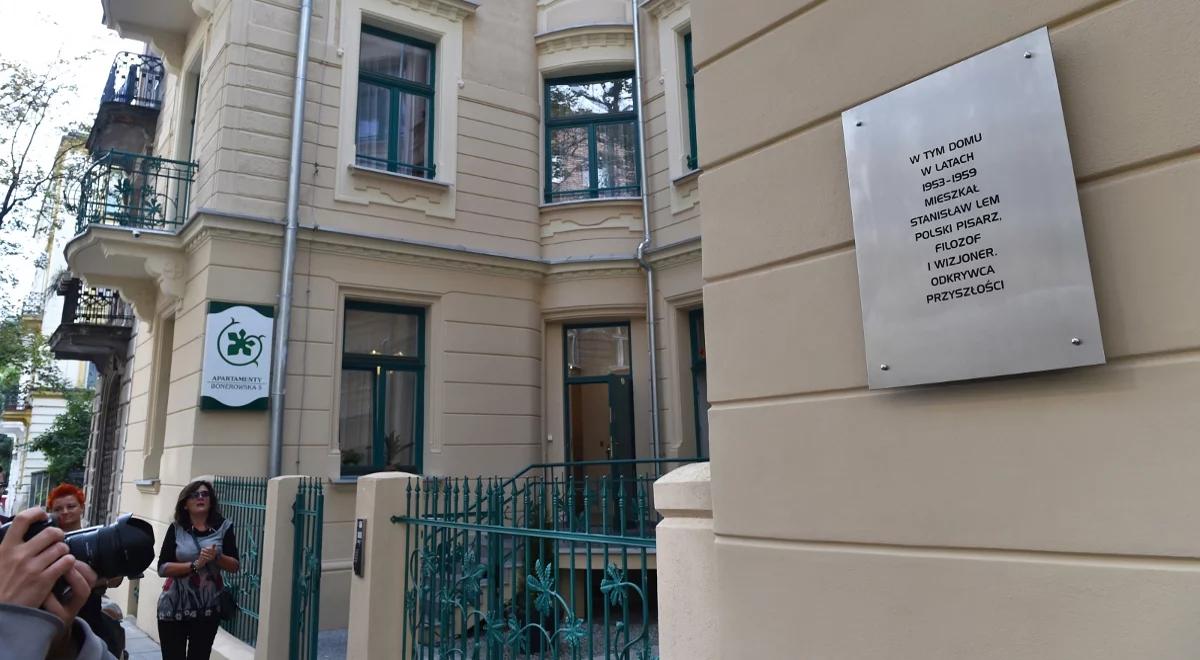 Kraków: odsłonięto tablicę upamiętniającą Stanisława Lema