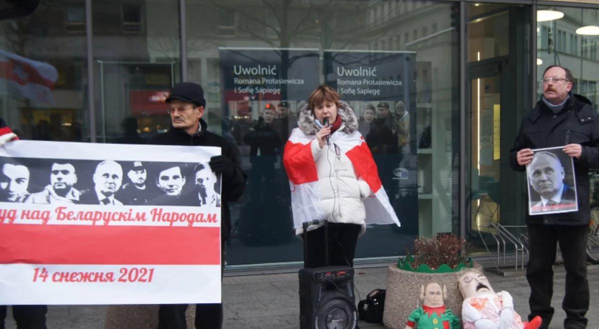 "Wolności dla Statkiewicza, Cichanouskiego, sankcji wobec Rosji". Demonstracja Białorusinów w Warszawie