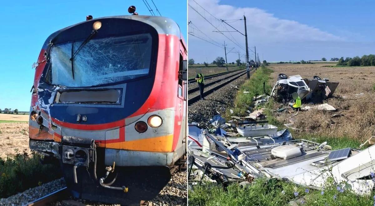 Gronówko. Pociąg zderzył się z kamperem, jedna osoba nie żyje