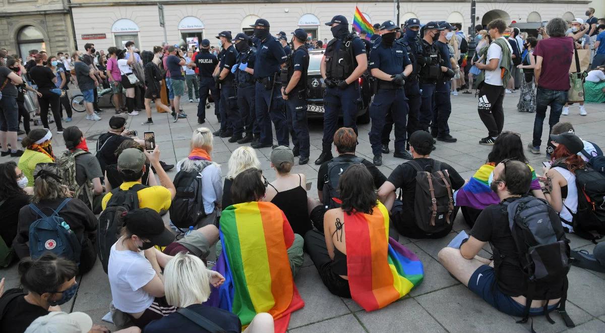 Awantura na Krakowskim Przedmieściu. Aktywiści LGBT próbowali zablokować wykonanie postanowienia sądu