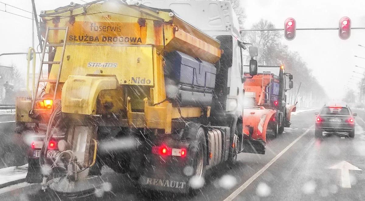 Śliskie drogi, śnieg i błoto pośniegowe. To będzie trudny dzień dla kierowców