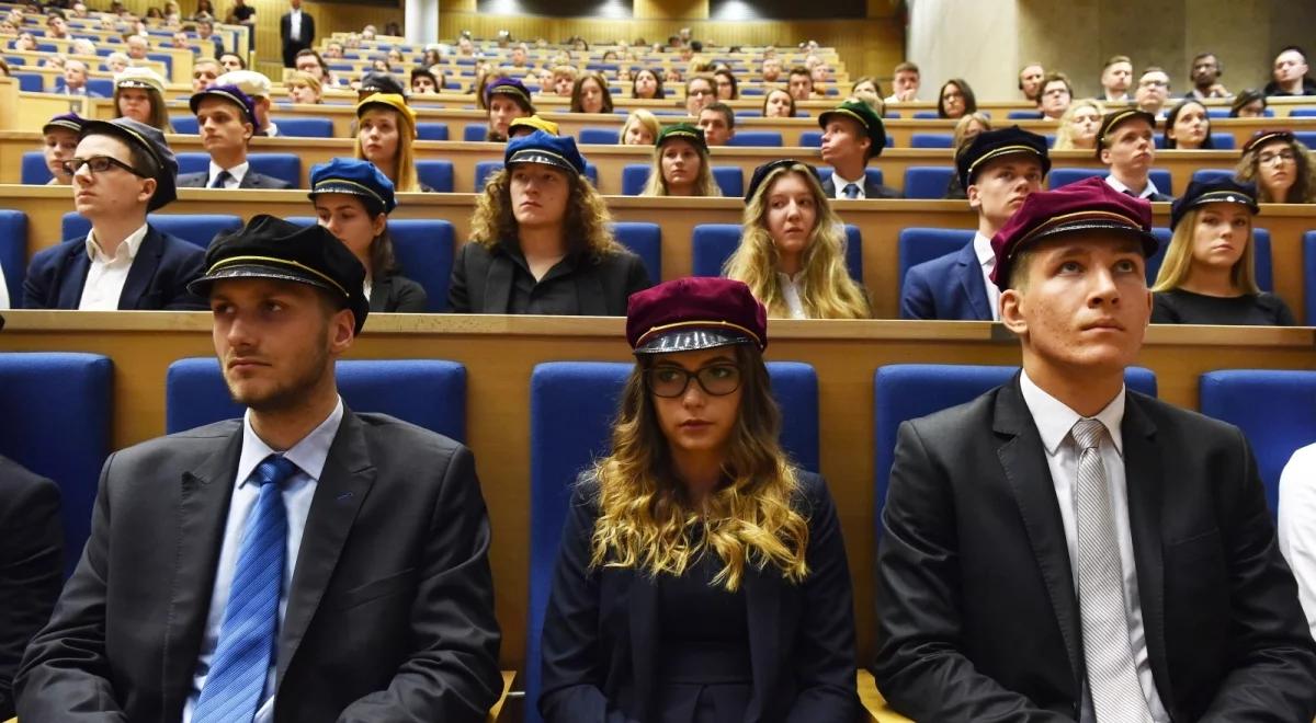Najpopularniejsze kierunki studiów - ekonomiczne, prawo, psychologia i filologie obce