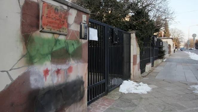 Poszukiwani za napisy na ambasadzie Syrii