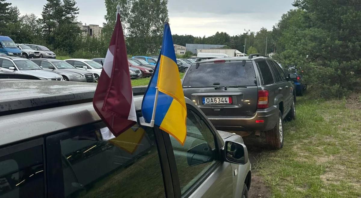 Łotwa: na Ukrainę wyruszyła kolejna partia samochodów. Wśród nich pojazdy skonfiskowane pijanym kierowcom