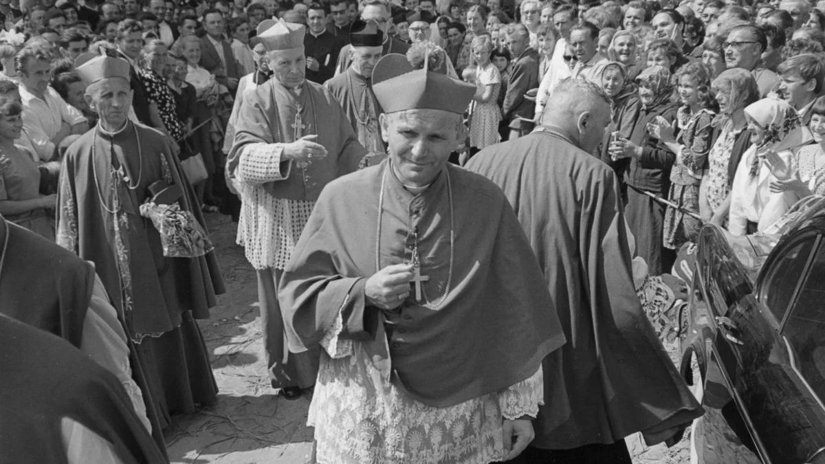 "Wzbudzał respekt i podziw, był zagrożeniem dla komunistów". Dr Rafał Łatka o Karolu Wojtyle