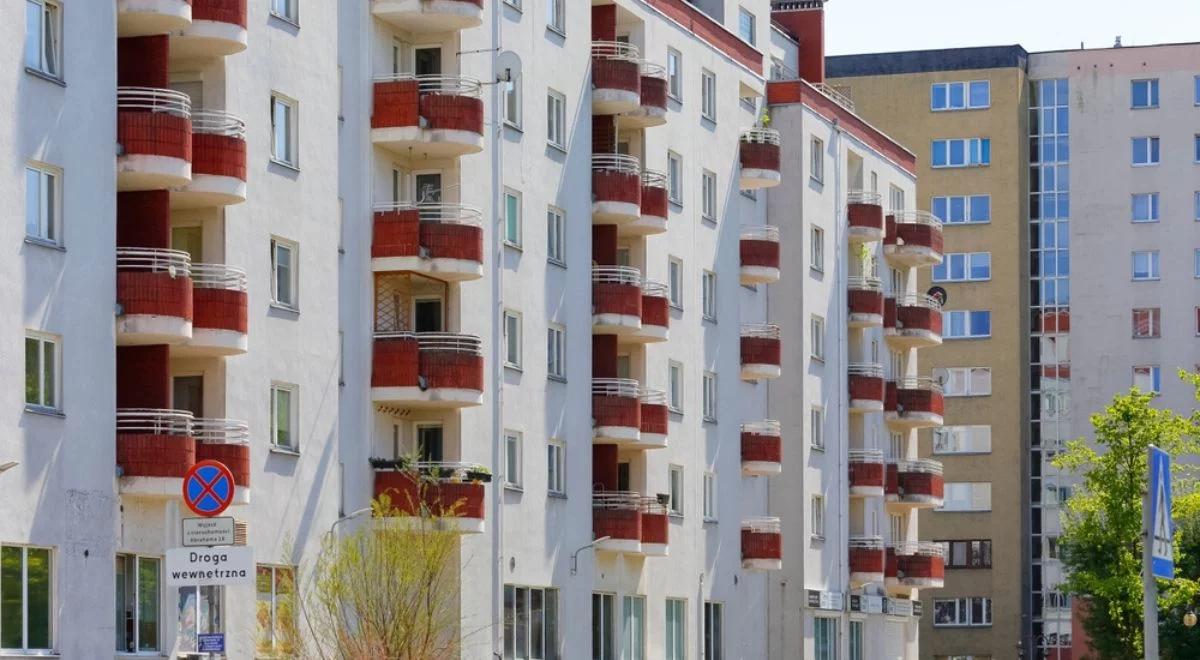 Rosną nakłady na budownictwo społeczne i komunalne. Pojawiły się ułatwienia w nabywaniu mieszkań zakładowych