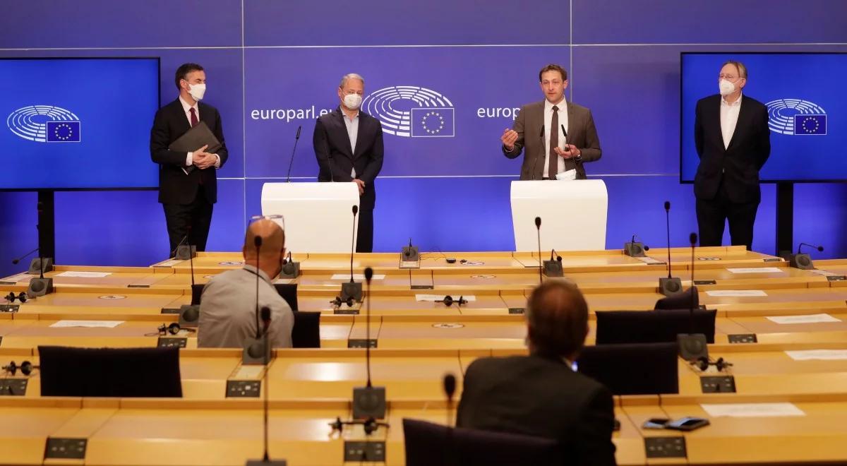 "To jest rozwód. Brexit to ostrzeżenie". PE ratyfikował unijno-brytyjską umowę