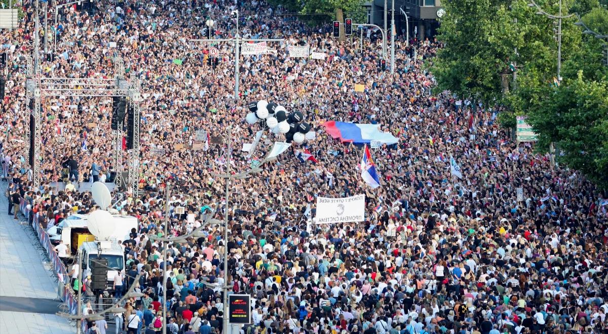 Serbowie protestują przeciwko rządzącym. Tysiące osób przeszło ulicami Belgradu