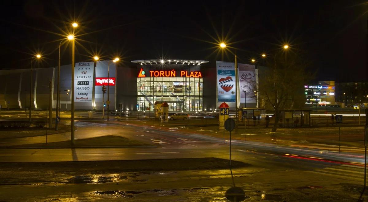Toruń. Zawalił się sufit w galerii handlowej. Trwa ewakuacja