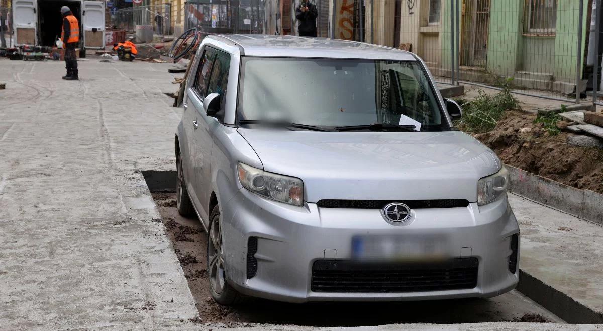 "Atrakcja turystyczna" w Łodzi zniknęła. Słynne, zabetonowane auto odjechało z remontowanej ulicy